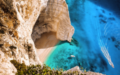 Hohe Klippe mit Booten auf der Insel Zakynthos in Griechenland