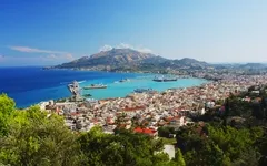 Panoramablick auf eine Küstenstadt mit Hafen und Bergen auf Zakynthos, Griechenland.