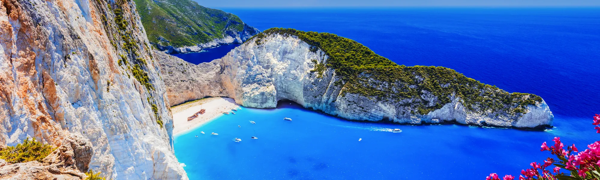 Panoramablick auf die Schmugglerbucht mit klarem blauem Wasser und hohen Klippen auf Zakynthos.