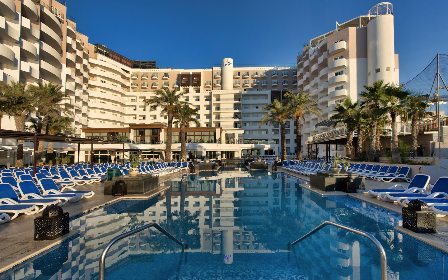 Hotel mit großem Außenpool und Sonnenliegen in San Antonio, Malta