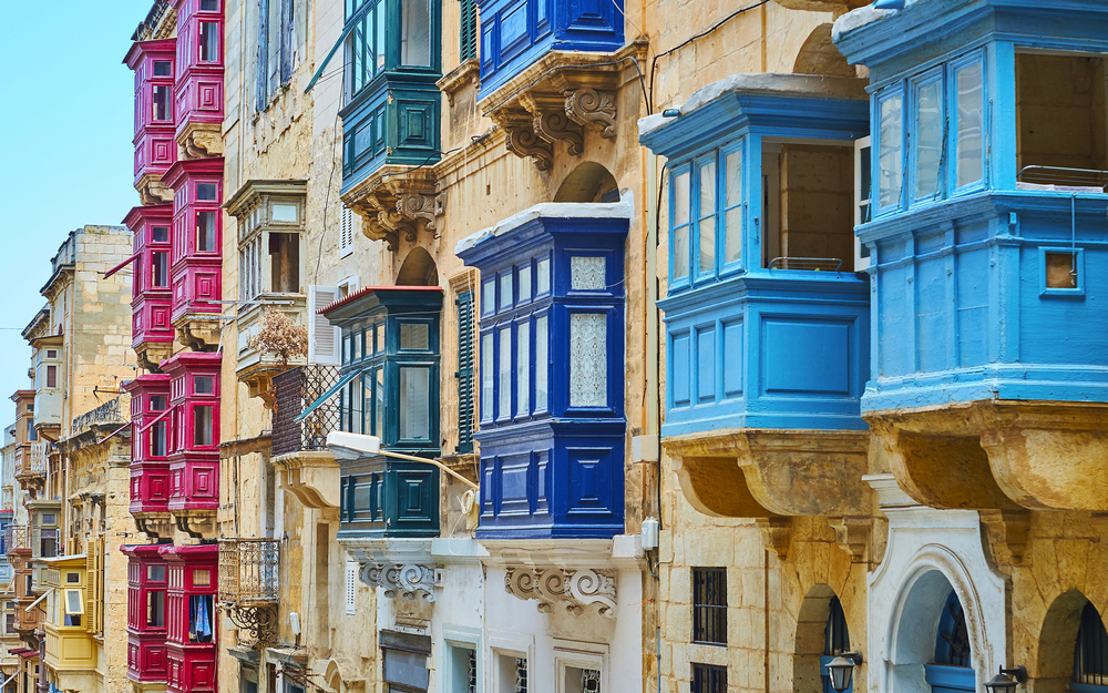 farbige maltesische Balkone in der Republic Street, Valletta, Malta