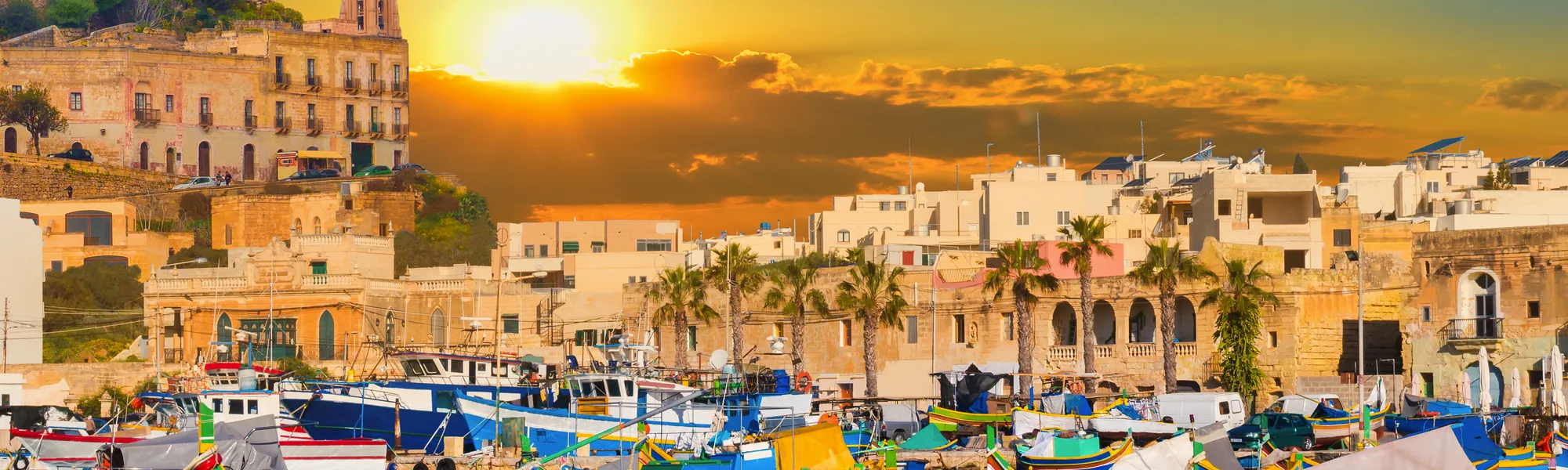 Boote im Hafen von Marsaxlokk auf Malta bei Sonnenuntergang