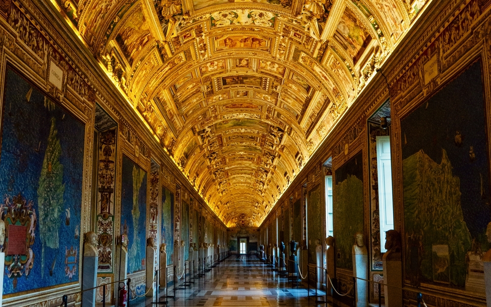 Prächtig verzierter Gang mit bemalter Decke und kunstvollen Wandgemälden.