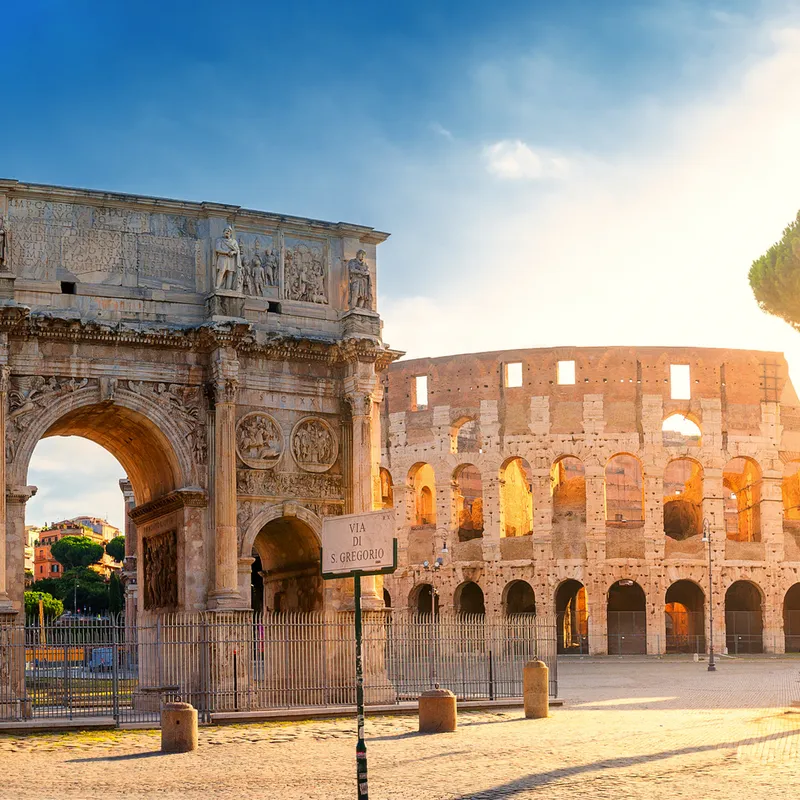 Panorama des Konstantinsbogens und des Kolosseums in Rom bei Sonnenaufgang in Italiens Hauptstadt.