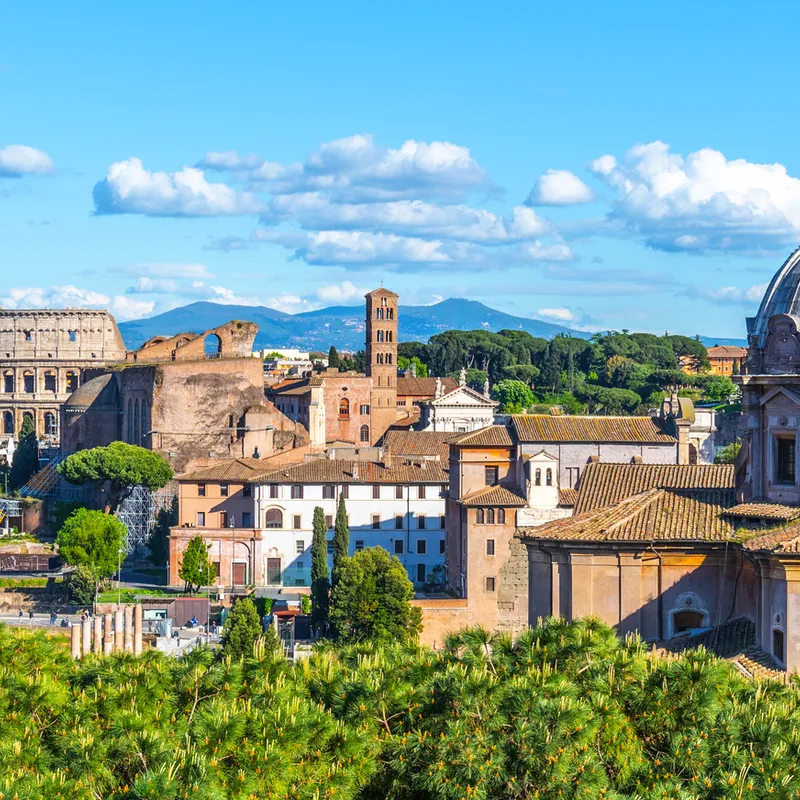 Kirche Santi Luca e Martina in Rom, Italien, mit umliegender Architektur und Landschaft.