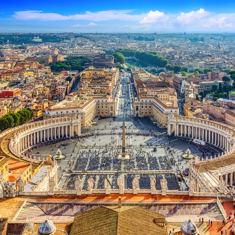 Luftaufnahme des Petersplatzes und Roms.