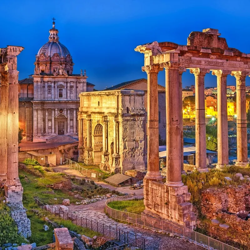 Ruinen des Forum Romanum in Rom bei Abenddämmerung.