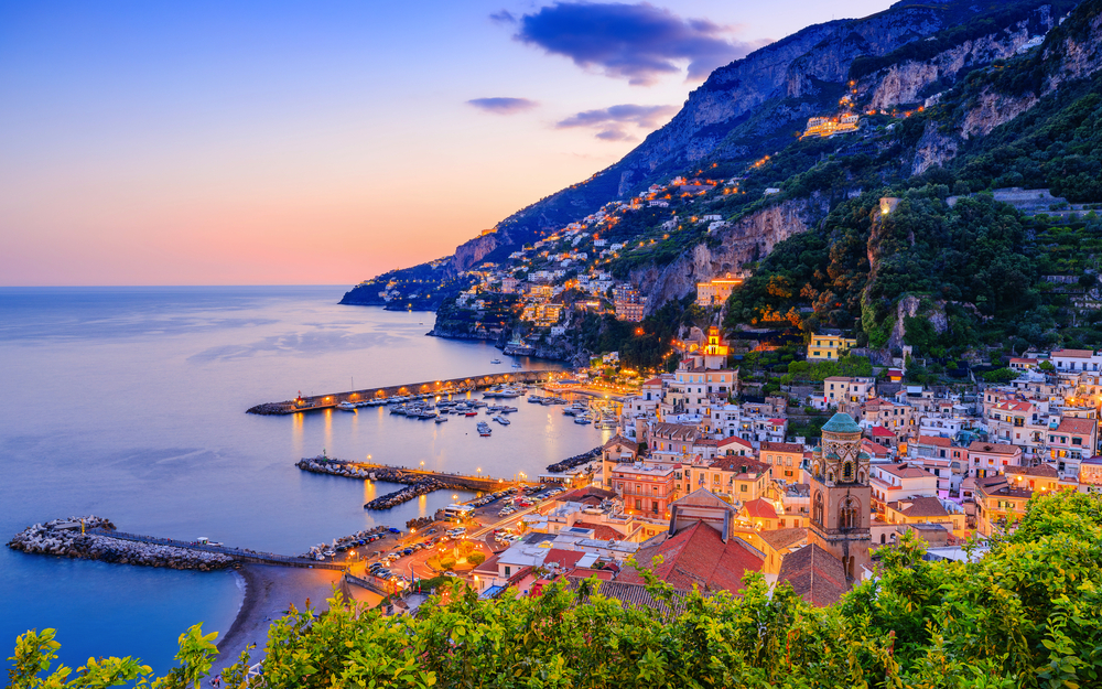 Blick auf die Amalfi-Stadt bei Sonnenuntergang