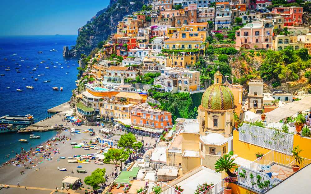 Blick auf die Stadt und den Strand von Positano