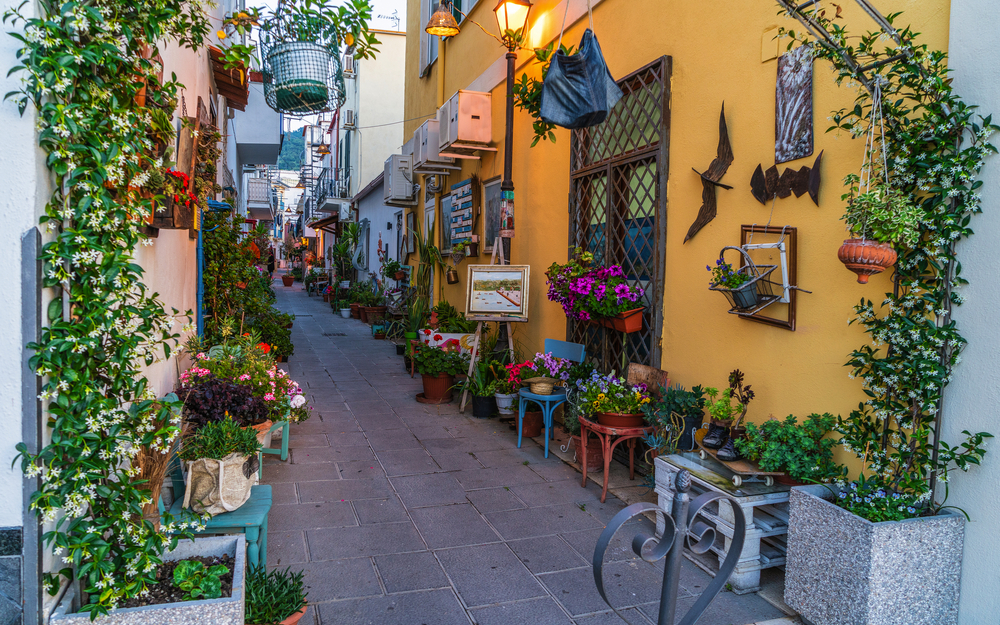 Bunte Straße auf Ischia, Italien