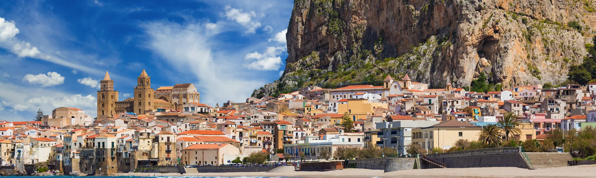 Cefalù an der Nordküste Siziliens mit Blick auf die Altstadt und das Mittelmeer.