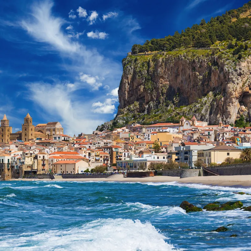 Cefalù an der Nordküste Siziliens mit Blick auf die Altstadt und das Mittelmeer.