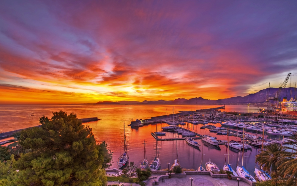 Sonnenaufgang am Hafen von Palermo