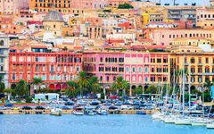 Bunte Gebäude und Boote am Hafen von Cagliari, Sardinien.