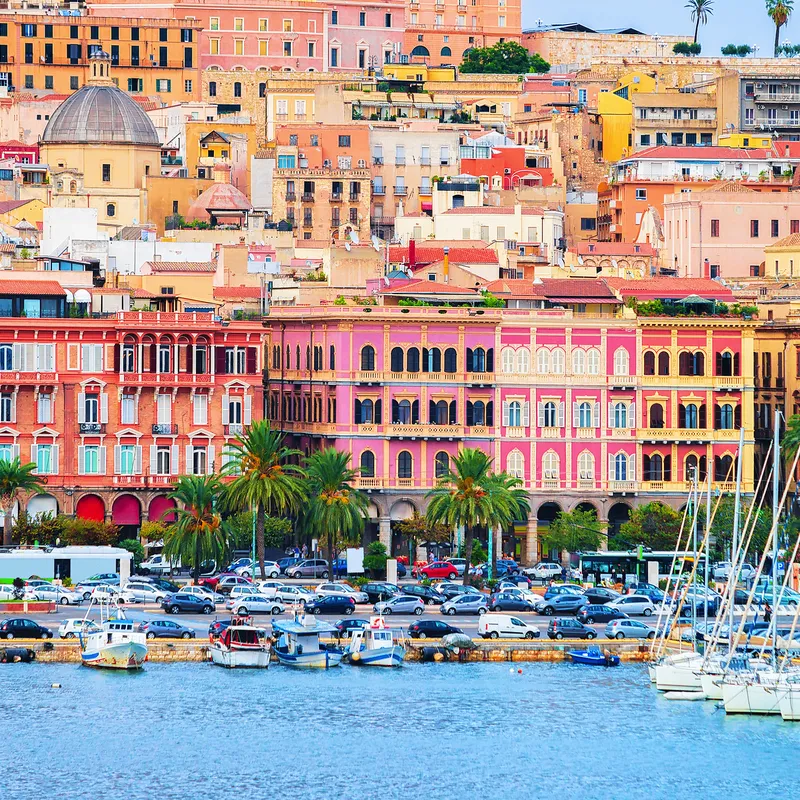 Bunte Gebäude und Boote am Hafen von Cagliari, Sardinien.