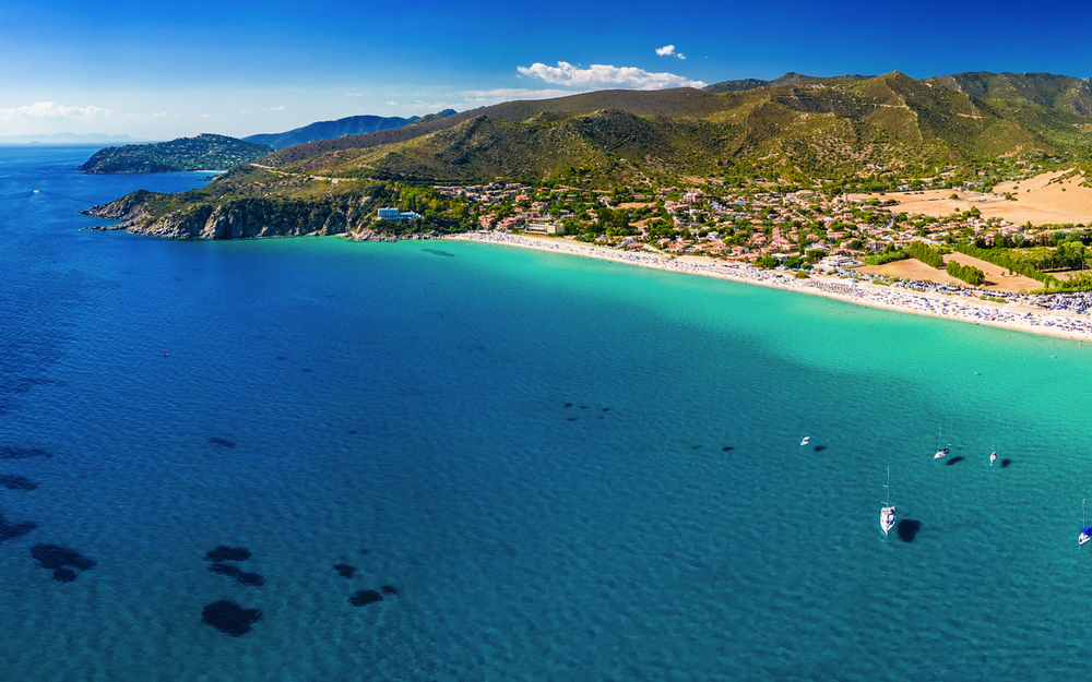 Luftaufnahme des Strandes Solanas auf Sardinien