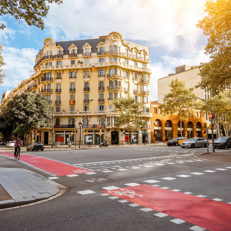 Städtische Straßenecke mit historischem Gebäude und Fahrradweg.