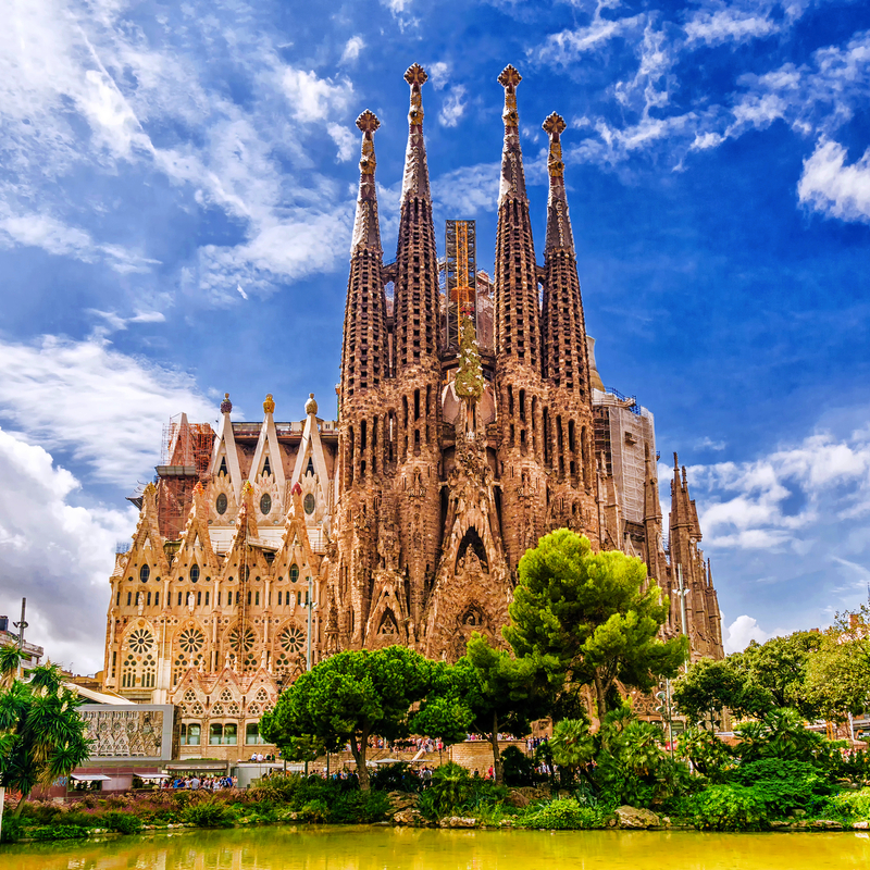Kirche mit Türmen und blauer Himmel im Hintergrund
