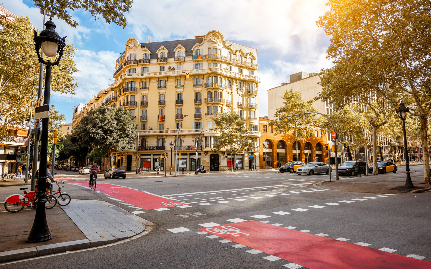 Städtische Straßenecke mit historischem Gebäude und Fahrradweg.