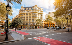 Städtische Straßenecke mit historischem Gebäude und Fahrradweg.