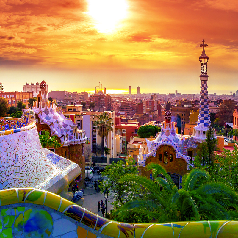 Sonnenuntergang über dem Park Güell in Barcelona mit Stadtblick.