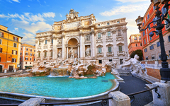 Brunnen mit barocker Architektur in einer belebten Stadtumgebung.