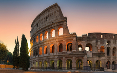 Kolosseum in Rom bei Sonnenaufgang, antikes Amphitheater in Italiens Hauptstadt.