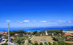Panoramablick auf die Küste von Zambrone in Kalabrien, Italien, mit klarem Himmel.
