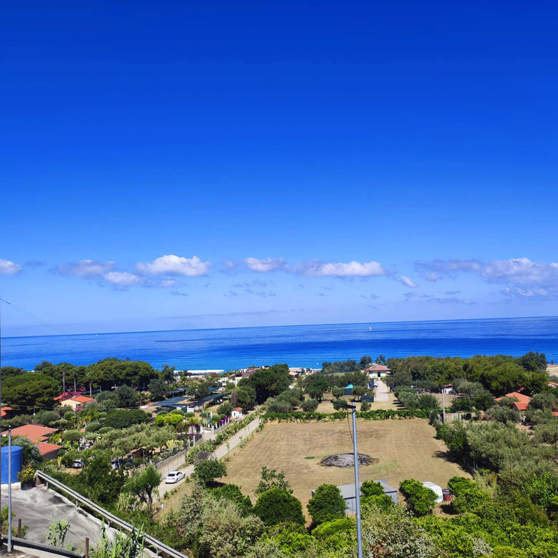 Panoramablick auf die Küste von Zambrone in Kalabrien, Italien, mit klarem Himmel.