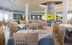 Modernes Restaurant des Hotel Villaggio Stromboli mit gedeckten Tischen