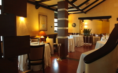 Elegant eingerichtetes Restaurant mit gedeckten Tischen und stilvoller Beleuchtung.