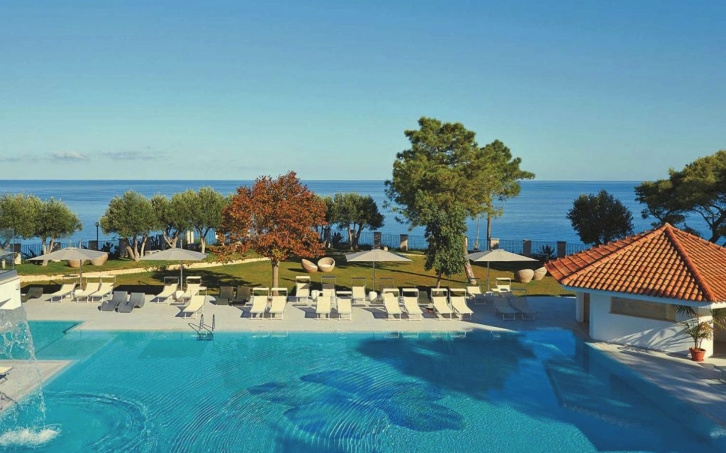 Pool mit Liegen und Meerblick im Hotel TUI Blue Tropea, Italien, Kalabrien.