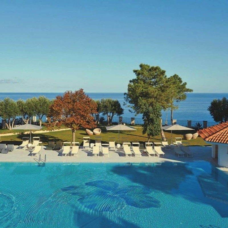 Pool mit Liegen und Meerblick im Hotel TUI Blue Tropea, Italien, Kalabrien.