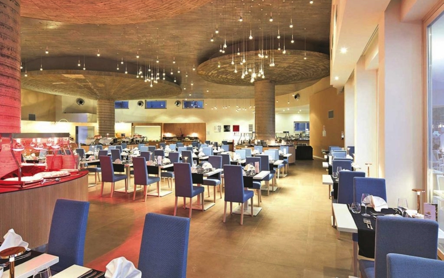 Restaurant mit modernen blauen Stühlen und gedeckten Tischen im Hotel TUI Blue Tropea.