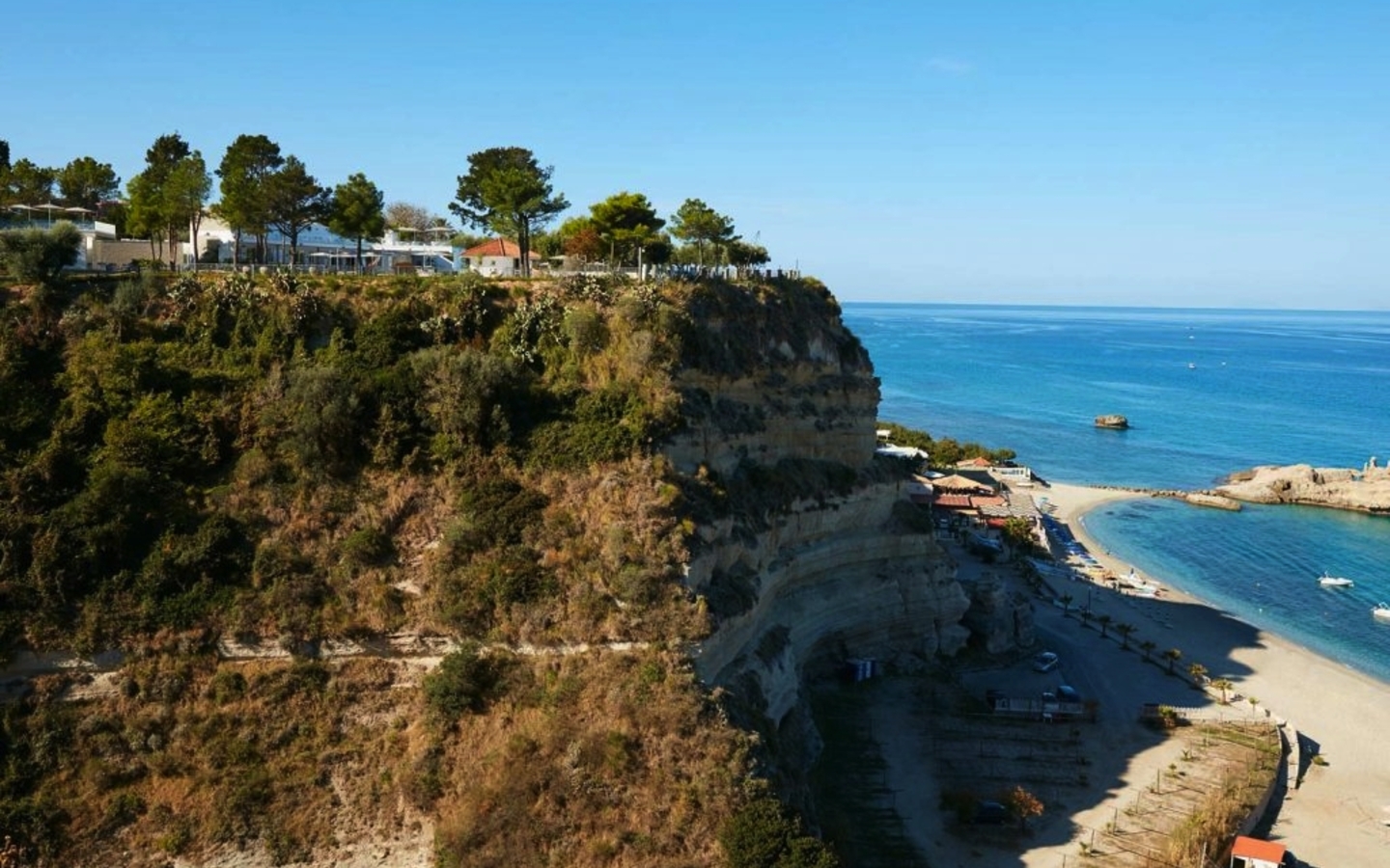 Klippen in Tropea, Italien, mit Blick auf das Meer und einen Sandstrand.