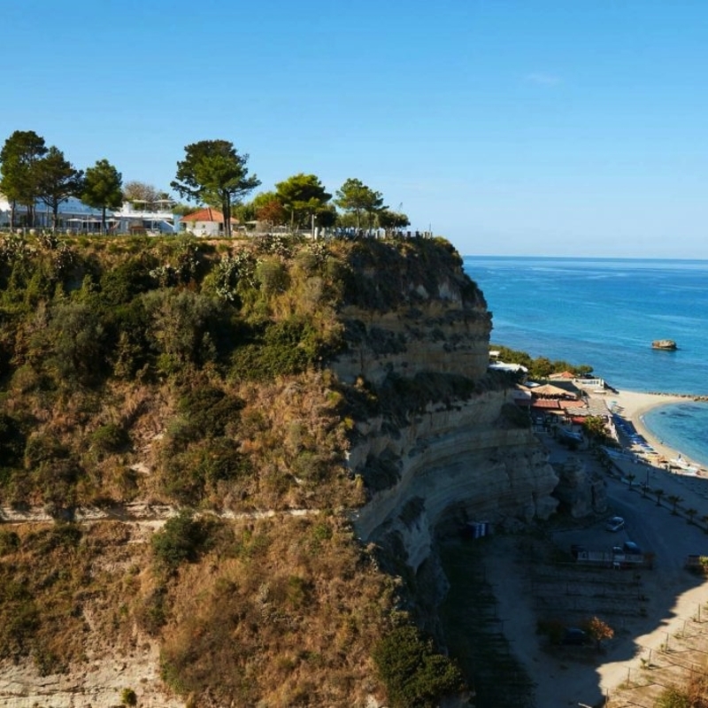 Klippen in Tropea, Italien, mit Blick auf das Meer und einen Sandstrand.