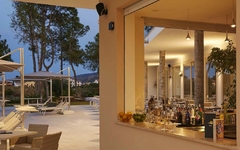 Bar im Hotel TUI Blue Tropea mit Außenterrasse und Getränken in Kalabrien, Italien.