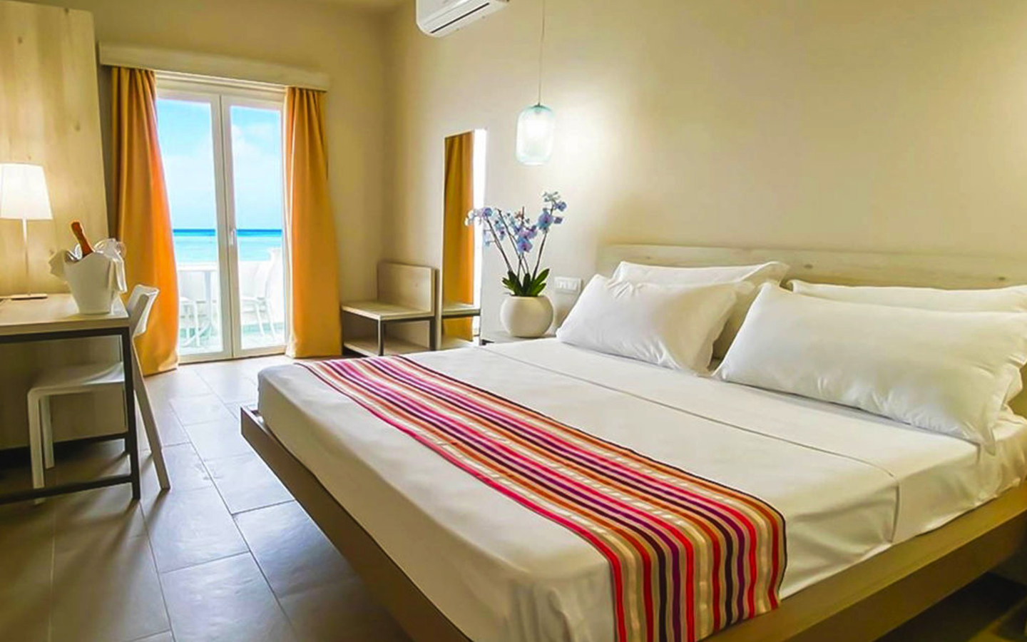 Doppelzimmer mit großem Bett und Meerblick im Borgo di Riaci Resort, Kalabrien.