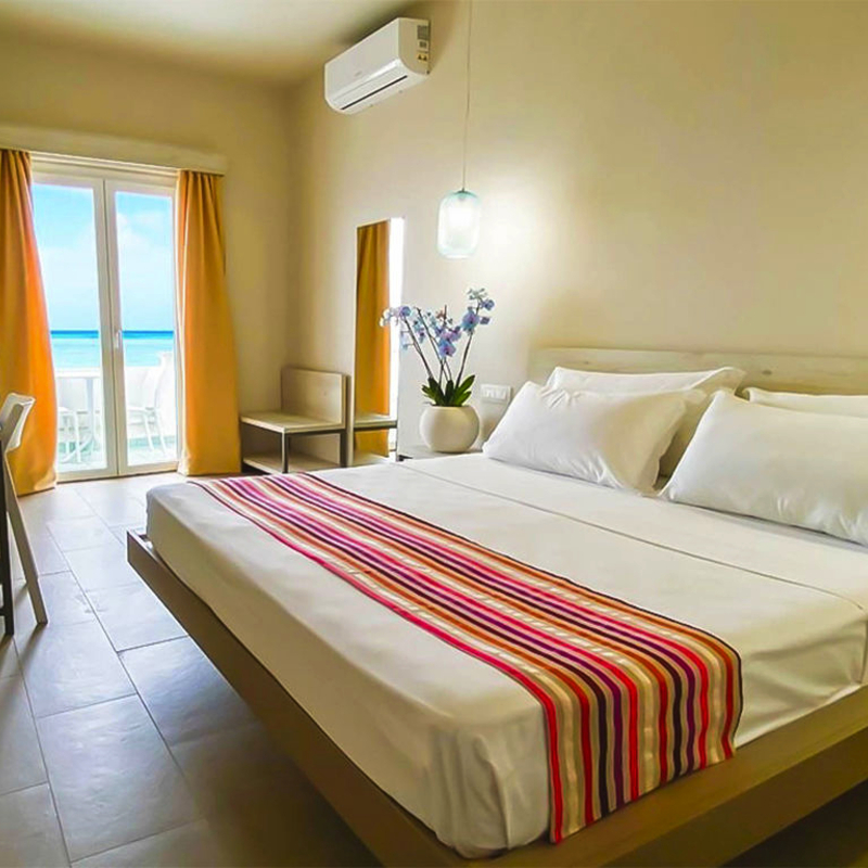 Doppelzimmer mit großem Bett und Meerblick im Borgo di Riaci Resort, Kalabrien.