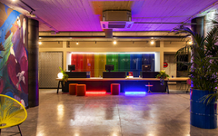 Rezeption im Hotel Ibis Styles Roma Aurelia mit bunter Beleuchtung und modernen Möbeln.