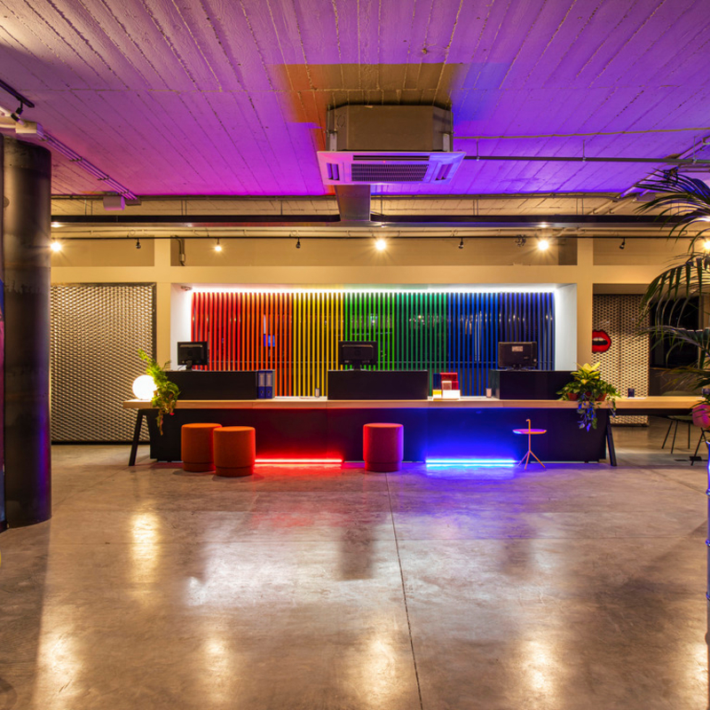 Rezeption im Hotel Ibis Styles Roma Aurelia mit bunter Beleuchtung und modernen Möbeln.