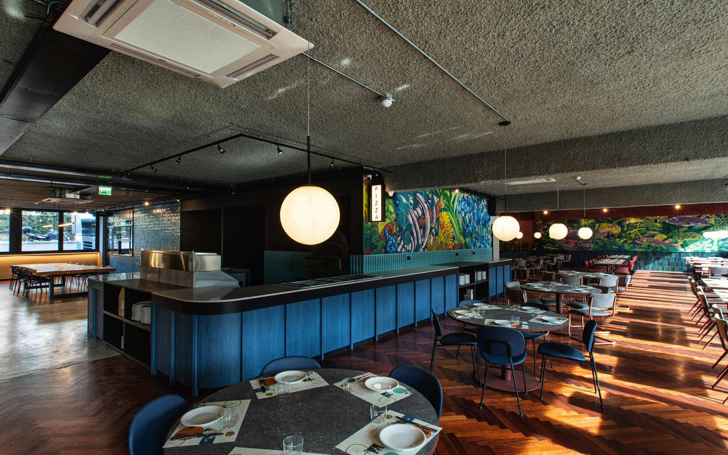 Modernes Restaurant mit gedeckten Tischen und Wandgemälden im Hotel Ibis Styles Roma Aurelia.