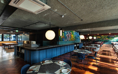 Modernes Restaurant mit gedeckten Tischen und Wandgemälden im Hotel Ibis Styles Roma Aurelia.