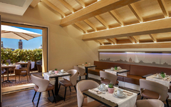 Frühstücksraum mit gedeckten Tischen und Blick auf Terrasse im Hotel Gioberti, Rom.