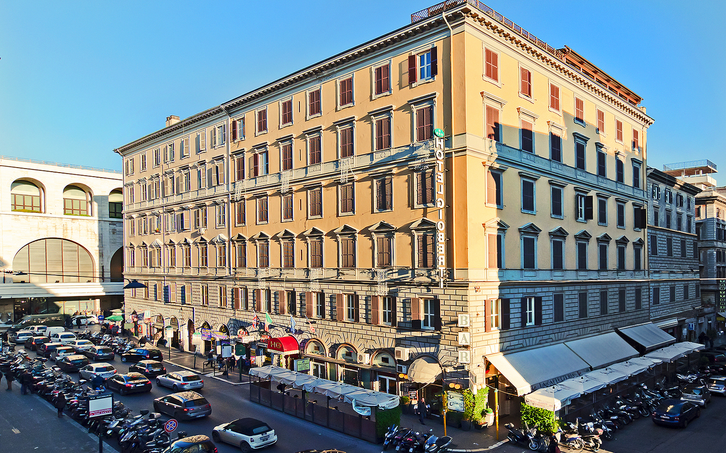Fassade des Hotel Gioberti in Rom bei Tageslicht.