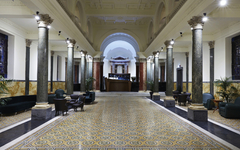Große, elegante Hotellobby mit Marmorsäulen und verziertem Boden in Rom.