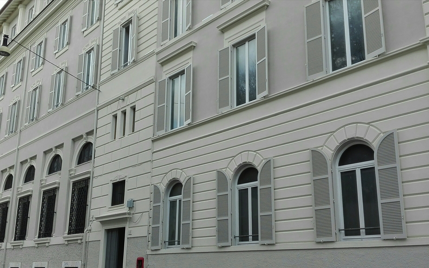 Außenansicht eines weißen Gebäude in Rom, Italien.