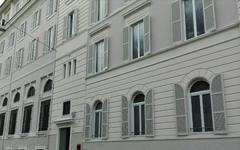 Außenansicht eines weißen Gebäude in Rom, Italien.