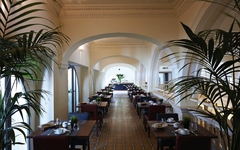 Elegantes Hotelrestaurant mit gedeckten Tischen und Pflanzen in Rom.