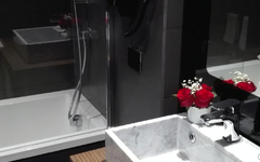 Modernes Badezimmer mit Waschbecken, Spiegel und Badewanne.